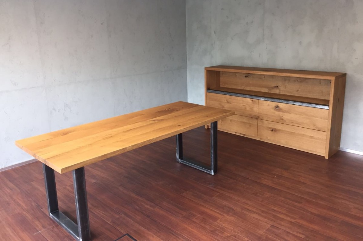 Schreibtisch mit passendem Sideboard aus Eiche mit Stahlelementen
