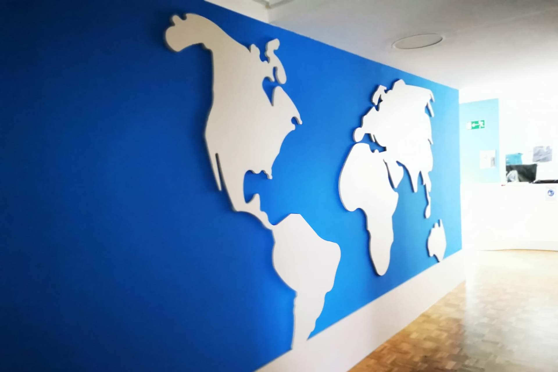 Wandverkleidung mit Weltkarte