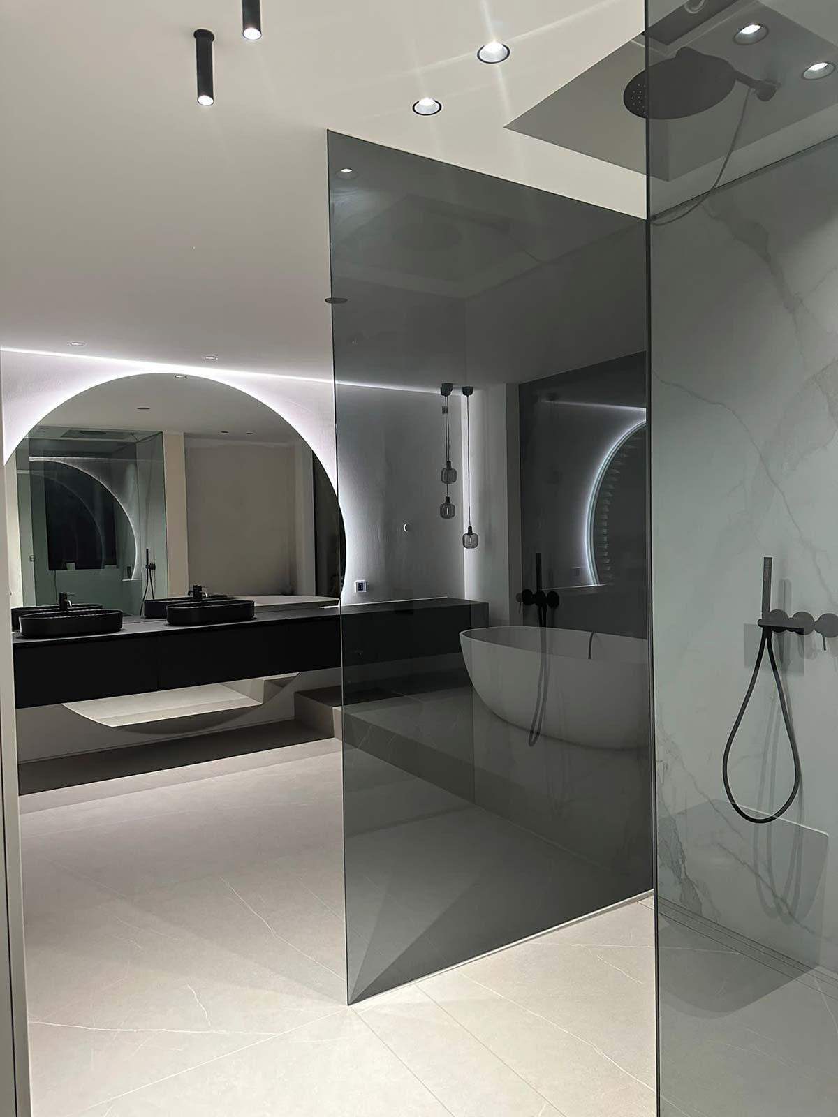 Waschtisch, runder Spiegel mit LED-Beleuchtung, grau gefärbte Duschscheiben